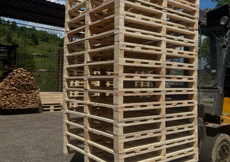 Palete po mjeri složene uz cijepano drvo