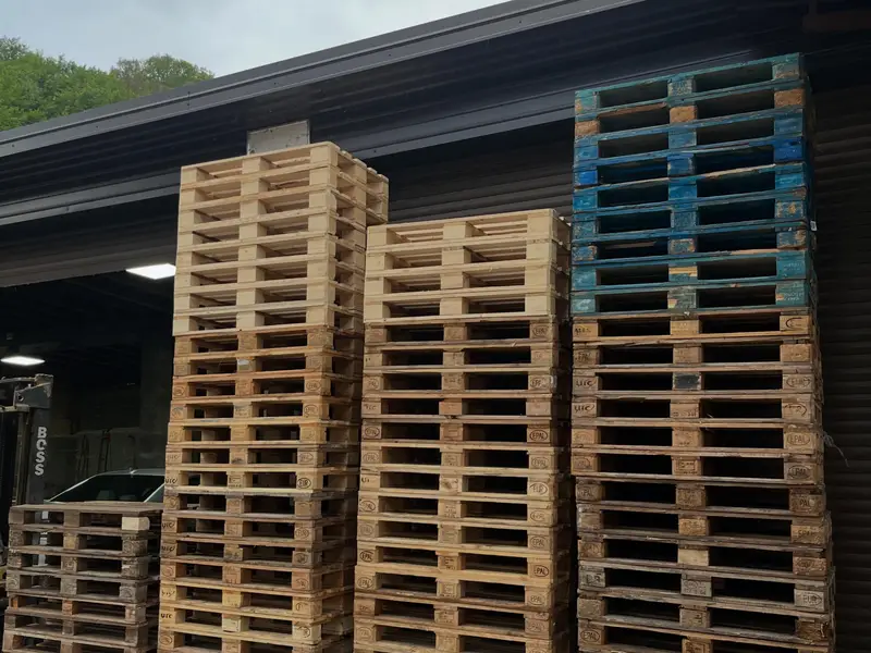 Složaji euro paleta ispod nadstrešnice