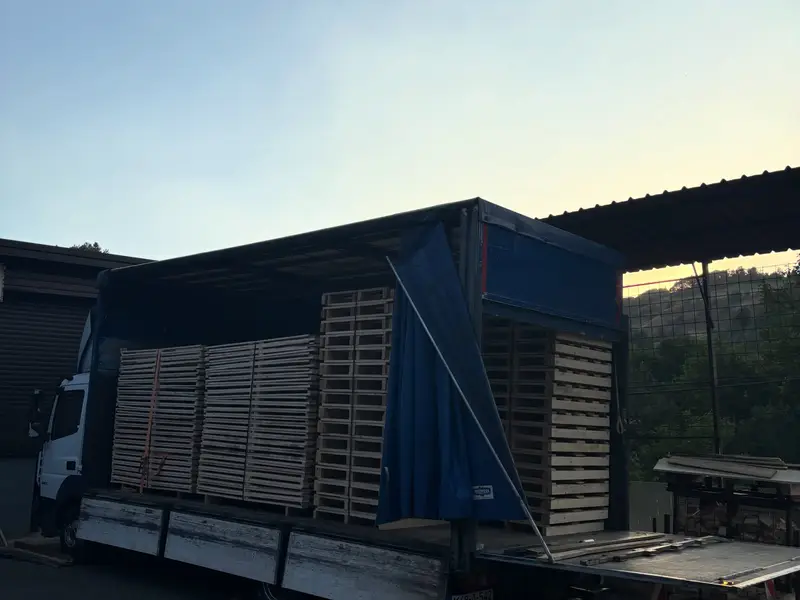 Kamion s ceradom pun paleta, utovar u sumrak